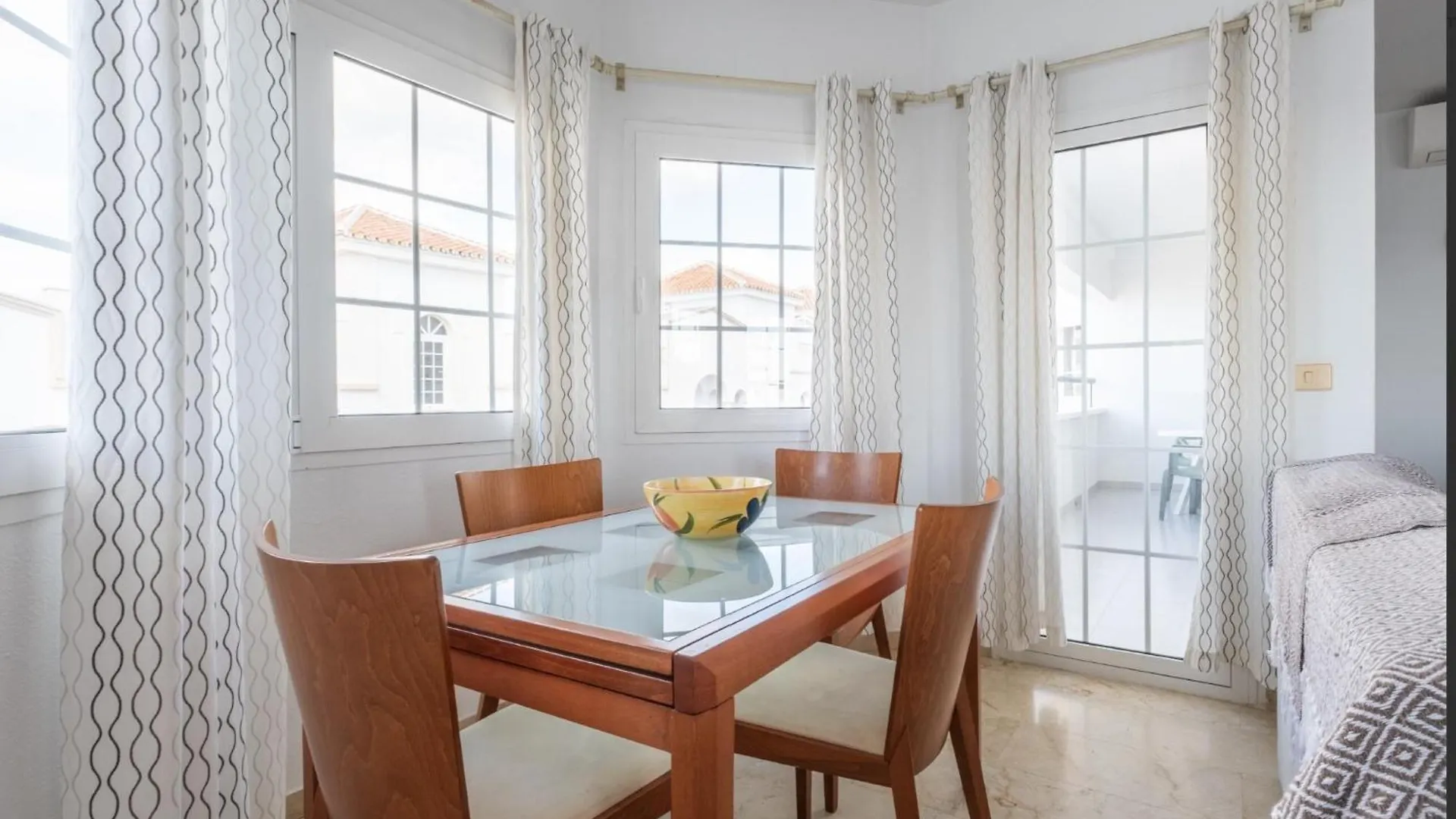 5 Chaparil Beach, Flat 3 With Sea Views 内尔哈 公寓