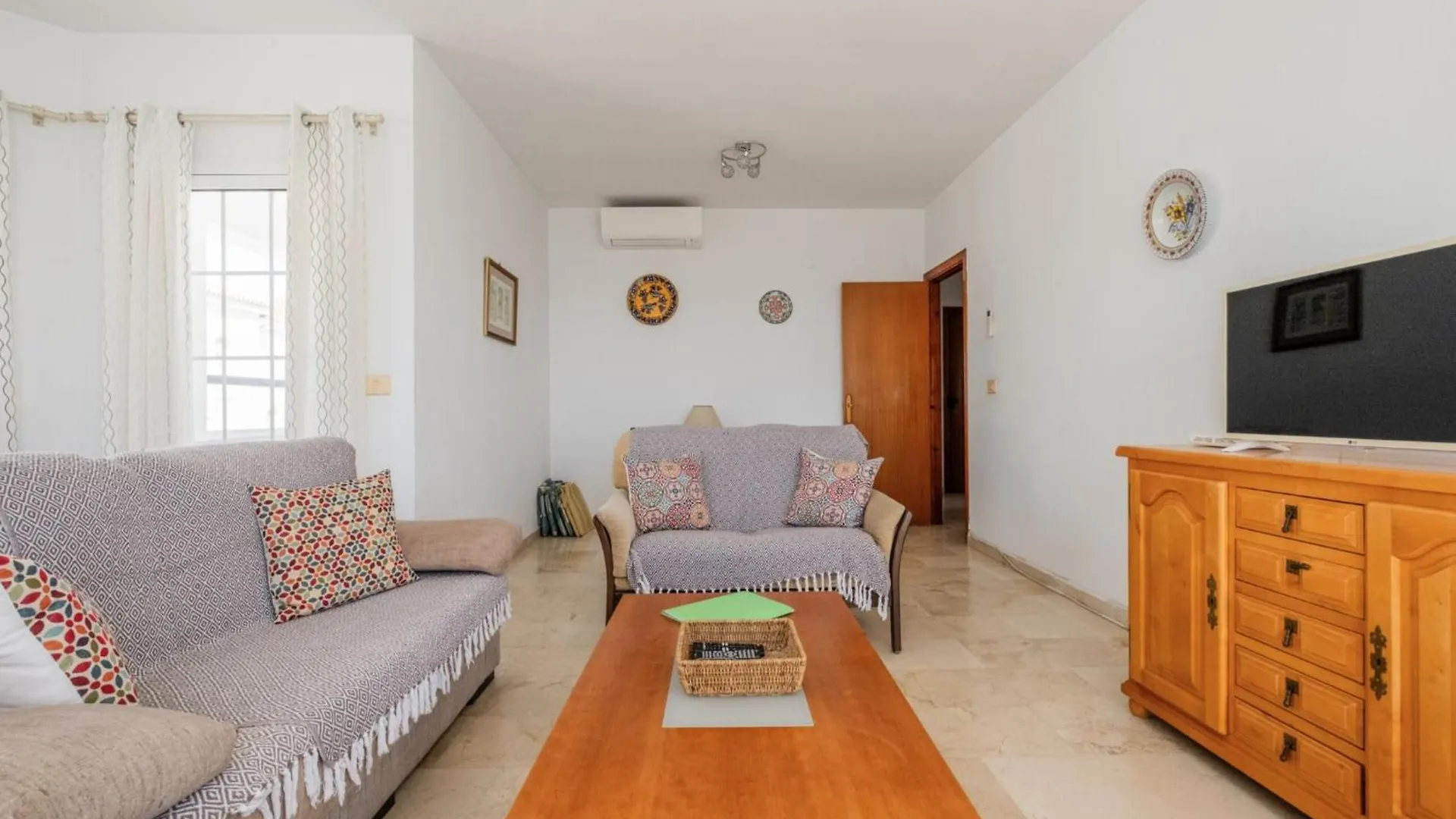 5 Chaparil Beach, Flat 3 With Sea Views 内尔哈 公寓